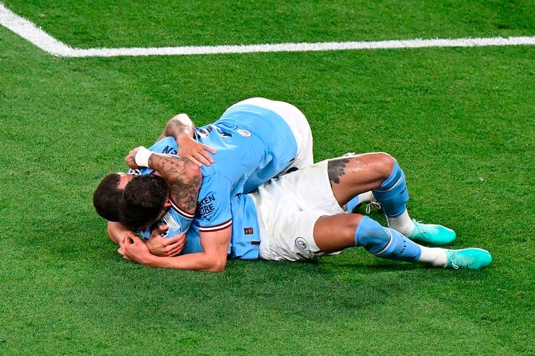 Phil Foden (øverst) jubler med Kyle Walker, da sejren var i hus. Foto: Yasin Akgul/Ritzau Scanpix