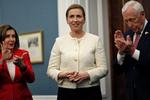 Mette Frederiksen blev modtaget med klapsalver, da hun i forbindelse med sit besøg hos USA's præsident, Joe Biden, grundlovsdag også besøgte Kongressen, hvor hun blev modtaget med klapsalver af blandt andre demokraterne Nancy Pelosi og Steny Hoyer.  Foto: Leah Millis/Ritzau Scanpix