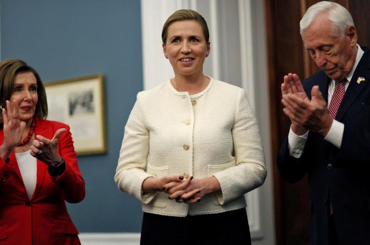 Mette Frederiksen blev modtaget med klapsalver, da hun i forbindelse med sit besøg hos USA's præsident, Joe Biden, grundlovsdag også besøgte Kongressen, hvor hun blev modtaget med klapsalver af blandt andre demokraterne Nancy Pelosi og Steny Hoyer.  Foto: Leah Millis/Ritzau Scanpix