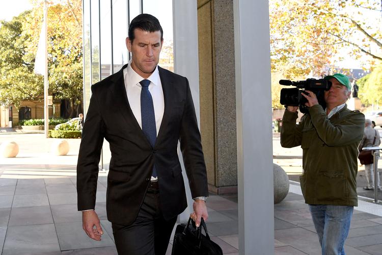 Den australske elitesoldat og tidligere krigshelt Ben Roberts-Smith er her på vej ind i retten i Sydney. Roberts-Smith tabte landets hidtil dyreste injuriesag anlagt mod medier, som har afdækket hans rolle i henrettelser og krigsforbrydelser i Afghanistan.
 Foto: Stringer/Ritzau Scanpix