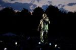 Robbie Williams havde taget guldtøjet på. Men han havde også fået snakketøjet med. Og det var en skam. Foto: Thomas Borberg