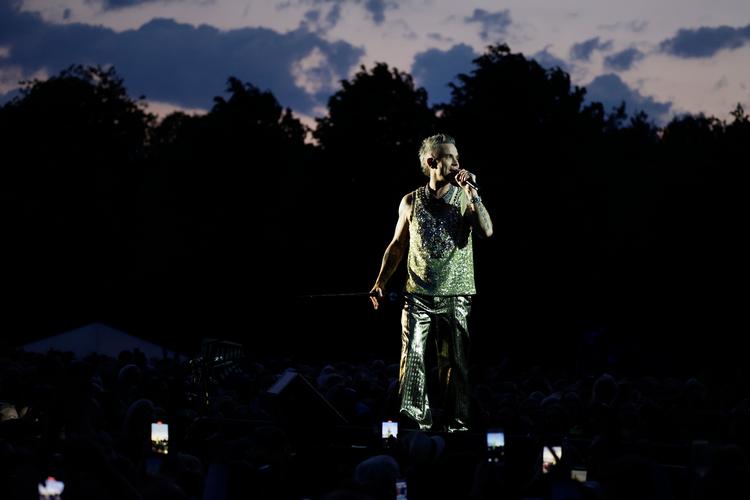 Robbie Williams havde taget guldtøjet på. Men han havde også fået snakketøjet med. Og det var en skam. Foto: Thomas Borberg