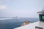 Spændingerne mellem Kina og Taiwan er høje. Også mellem Kina og USA. Billedet er fra sidste søndag, hvor det kinesiske krigsskib 'Luyang III' sejler tæt forbi den amerikanske destroyer 'USS Chung-Hoon' i Taiwan Strædet.  Foto: U.s. Navy/Ritzau Scanpix
