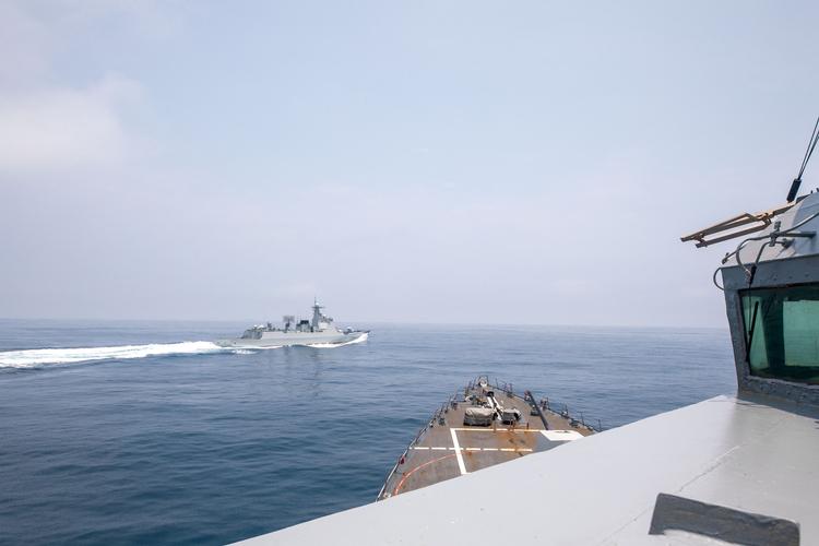 Spændingerne mellem Kina og Taiwan er høje. Også mellem Kina og USA. Billedet er fra sidste søndag, hvor det kinesiske krigsskib 'Luyang III' sejler tæt forbi den amerikanske destroyer 'USS Chung-Hoon' i Taiwan Strædet.  Foto: U.s. Navy/Ritzau Scanpix