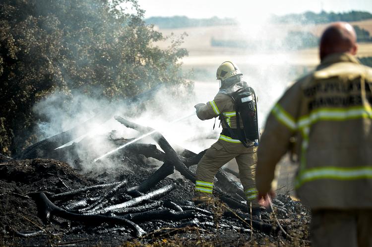 Brandfolk bekæmper en markbrand i Søften ved Aarhus i 2018. I år er niveauet på tørkeskalaen endnu højere.  Foto: Ernst van Norde/Ernst Van Norde
