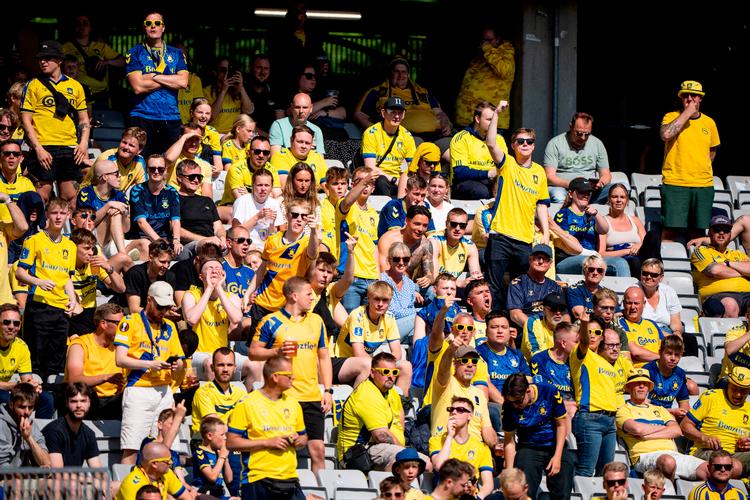 Brøndbys fans under superligakampen mellem AGF og Brøndby IF i Aarhus. Foto: Bo Amstrup/Ritzau Scanpix