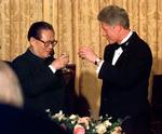 De to tidligere præsidenter for henholdsvis USA og Kina, Bill Clinton og Jiang Zemin, stod i spidsen under forhandlingerne om Kinas optagelse i verdenshandelseorganisationen WTO.  Foto: Greg Gibson/AP/Ritzau Scanpix/Greg Gibson/AP/Ritzau Scanpix