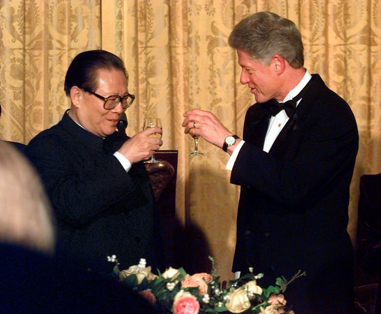 De to tidligere præsidenter for henholdsvis USA og Kina, Bill Clinton og Jiang Zemin, stod i spidsen under forhandlingerne om Kinas optagelse i verdenshandelseorganisationen WTO.  Foto: Greg Gibson/AP/Ritzau Scanpix/Greg Gibson/AP/Ritzau Scanpix