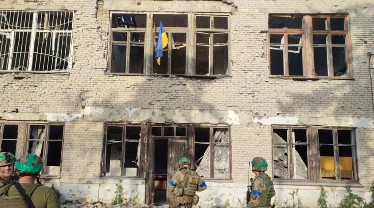 Ukrainske soldater hænger flag op i en by ved navn Blahodadne i Donetsk. Det har ikke været muligt med 100 procent sikkerhed at bekræfte, at byen vitterligt er erobret, som ukrainerne hævder. Foto: 68th Separate Hunting Brigade 'o/Ritzau Scanpix