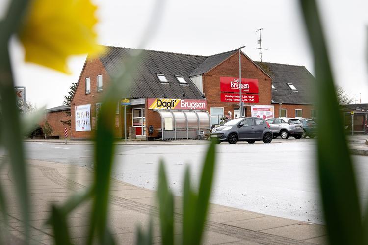 Når en lille lokal dagligvarebutik lukker, står Dagrofa på spring til at undersøge, om der er et marked for en Min Købmand. Her i Lendum har borgerne valgt at skifte fra Coop. Foto: Bente Poder/Bente Poder