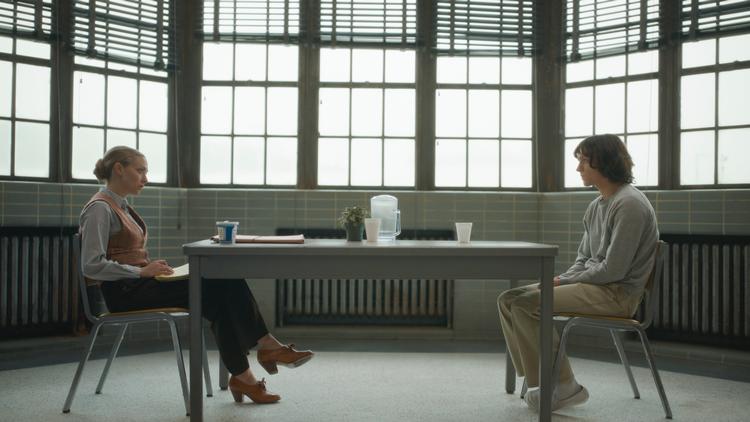 Amanda Seyfried spiller retspsykiateren, der skal forsøge at finde ud af, hvorfor Danny – Tom Holland – gjorde, hvad han gjorde.  Foto: Apple TV +