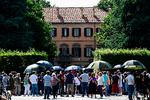 Sørgende og journalister foran Berlusconis villa Villa San Martino.  Foto: Gabriel Bouys/Ritzau Scanpix