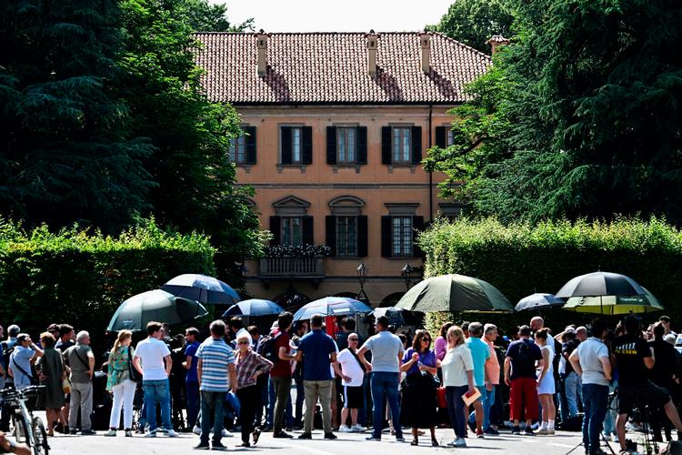 Sørgende og journalister foran Berlusconis villa Villa San Martino.  Foto: Gabriel Bouys/Ritzau Scanpix