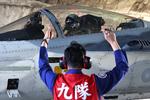 En pilot forbereder sig på take off fra en base i Taiwan. Kina er blevet mere aggressiv militært over for Taiwan, og amerikanerne har ved flere lejligheder lovet at støtte den selvudnævnte østat, hvis Kina invaderer.  Foto: Ann Wang/Ritzau Scanpix