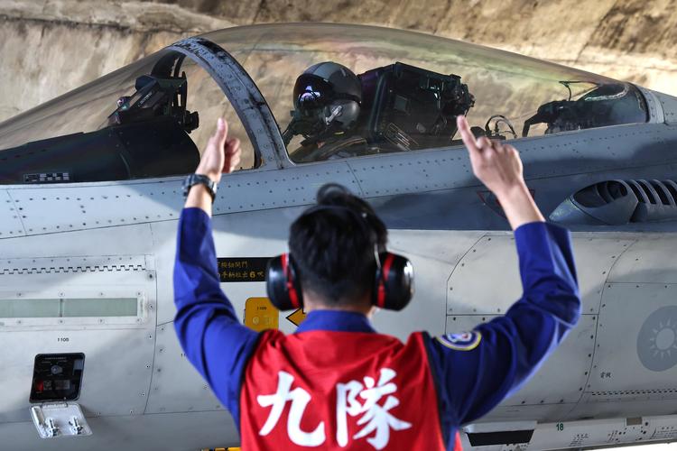 En pilot forbereder sig på take off fra en base i Taiwan. Kina er blevet mere aggressiv militært over for Taiwan, og amerikanerne har ved flere lejligheder lovet at støtte den selvudnævnte østat, hvis Kina invaderer.  Foto: Ann Wang/Ritzau Scanpix
