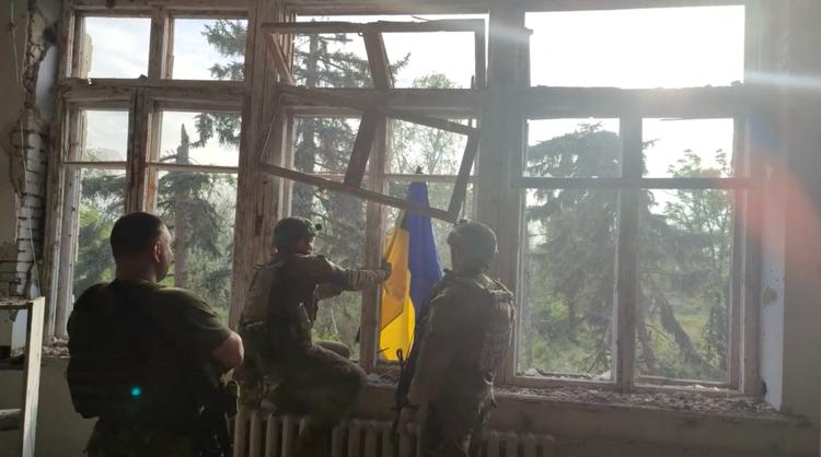 Ukrainske soldater hænger flag op i en by ved navn Blahodadne i Donetsk. Det har ikke været muligt med 100 procent sikkerhed at bekræfte, at byen vitterligt er erobret, som ukrainerne hævder. Foto: 68th Separate Hunting Brigade 'o/Ritzau Scanpix
