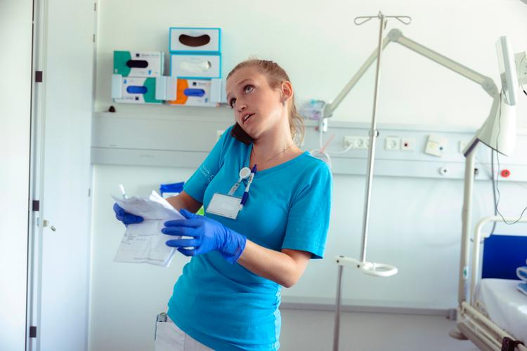 Sygeplejerske Camilla Jørgensen står i akutmodtagelsen på sygehuset i Nykøbing Falster og tager imod syge børn. Fejlvurderer jeg barnet, kan der gå ti timer, før en læge ser barnet, der skal på intensiv.. så jeg har altså et stort ansvar. Det bør man betales for, siger hun.  Foto: Anders Holst Pedersen