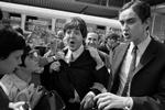  Beatles-fans omringer Paul McCartney (i midten) og George Harrison (nr. 2 fra højre) i 1965 i Paris.    Foto: -/Ritzau Scanpix