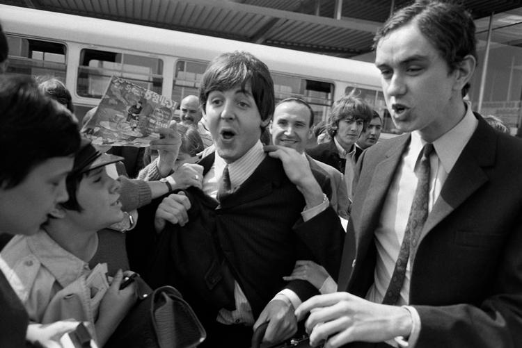  Beatles-fans omringer Paul McCartney (i midten) og George Harrison (nr. 2 fra højre) i 1965 i Paris.    Foto: -/Ritzau Scanpix