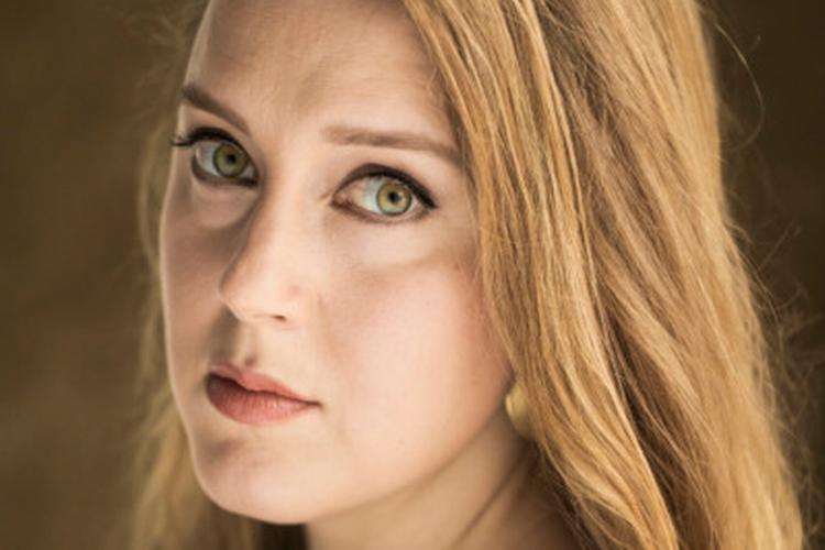 Petra Rautiainen, f. 1988, er uddannet i historie og kulturstudier og debuterede som romanforfatter i 2020 med 'Land af sne og aske'.  Foto: Jonne Räsänen