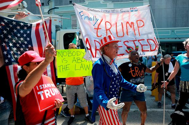 Både tilhængere og modstandere af Trump er mødt op uden for retten i Miami for at demonstrere. Foto: Joe Raedle/Ritzau Scanpix