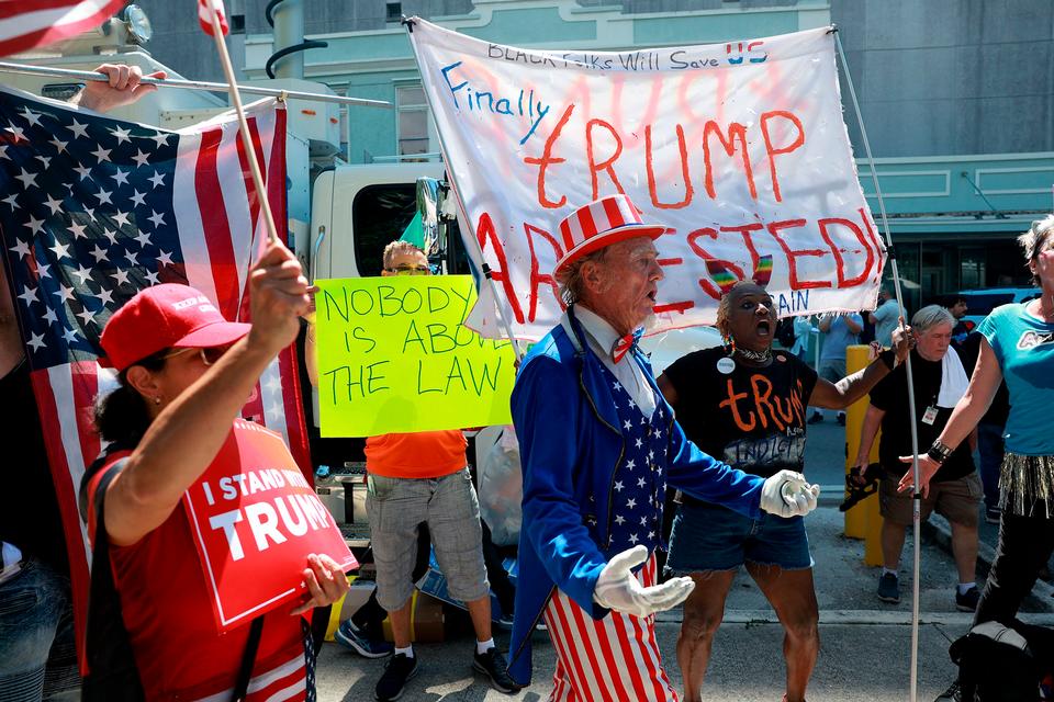 Både tilhængere og modstandere af Trump er mødt op uden for retten i Miami for at demonstrere. Foto: Joe Raedle/Ritzau Scanpix