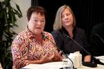  Formand for FOA Mona Striib  og formanden for Akademikerne Lisbeth Lintz er uenige om, hvordan de ekstra lønkroner til offentligt ansatte skal fordeles.   Foto: Jens Dresling
