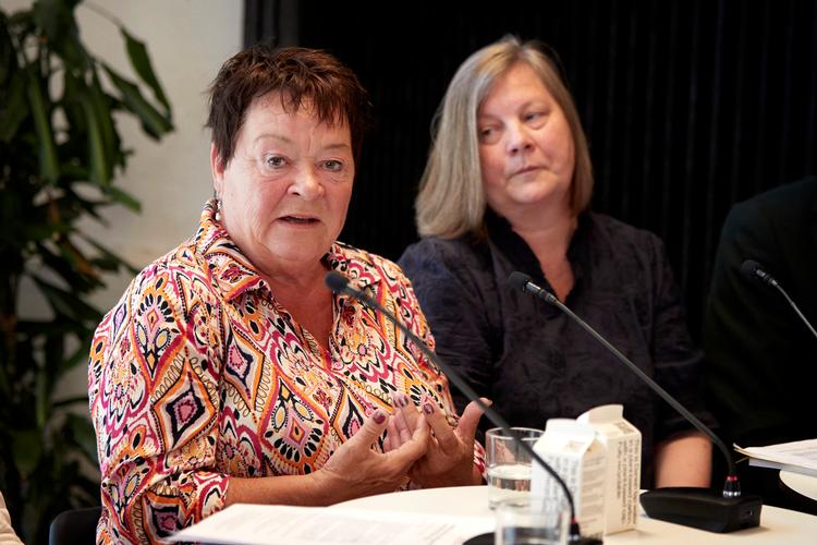  Formand for FOA Mona Striib  og formanden for Akademikerne Lisbeth Lintz er uenige om, hvordan de ekstra lønkroner til offentligt ansatte skal fordeles.   Foto: Jens Dresling