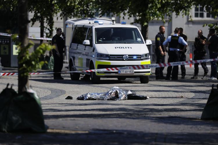 Betjente ved afspærringerne på Kongens Nytorv efter skyderiet. Foto: Jens Dresling