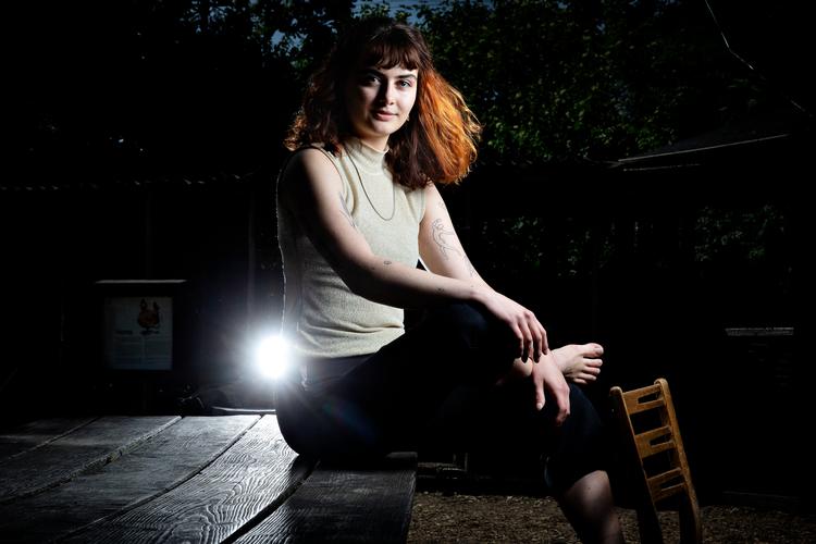 25-årige Freja Sønnichsen gider ikke i overlevelsesmode, bare fordi hun er på festival. Derfor har hun skruet end for alkoholen.  Foto: Martin Lehmann