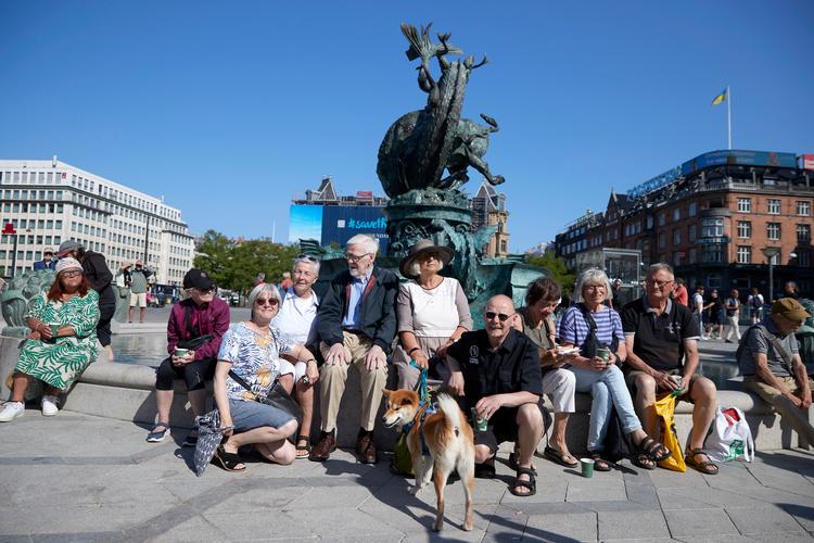 Kunstnerne bag Dragespringvandet, Skovgaard og Bindesbøll, var til stede i form af slægtninge: Barnebarnet Karl Johan Skovgaard Lassen i mørkeblå jakke med sine niecer til venstre, og Helle Bindesbøll Møller med hat og hund. Broderen på hug.    Foto: Jens Dresling