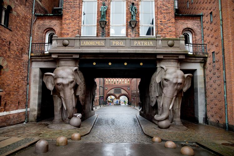 Køb af aktier for omkring 70 milliarder kroner indgår i sagen mod en 53-årig britisk finansmand. Men det var papirhandler, lyder anklagerens argument i Retten i Glostrup. Arkiv Finn Frandsen