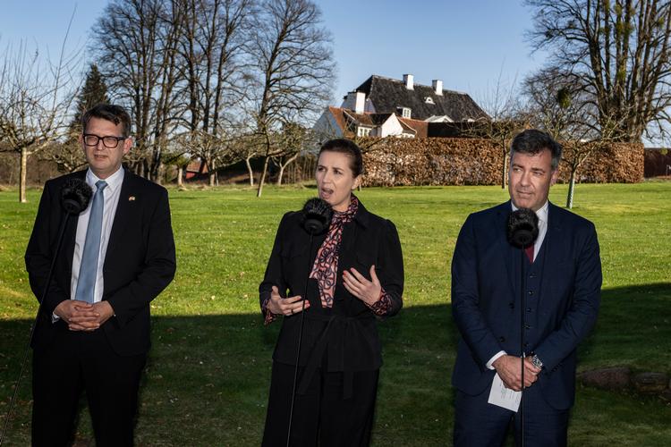 I april trådte fungerende forsvarsminister Troels Lund Poulsen (V) statsminister Mette Frederiksen og klima-, energi- og forsyningsminister Lars Aagaard (M) frem foran Marienborg efter regeringens Grønne Topmøde og annoncerede, at 2025-målet ville blive nået med en øget iblanding af biobrændstoffer i biler og lastbilers benzin- og dieseltanke. Foto: Henning Hjorth