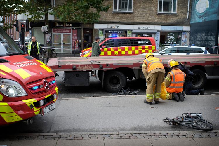 Redningsmandskab efter en alvorlig ulykke mellem en lastbil og en cyklist i København.  Arkivfoto Jens Dresling