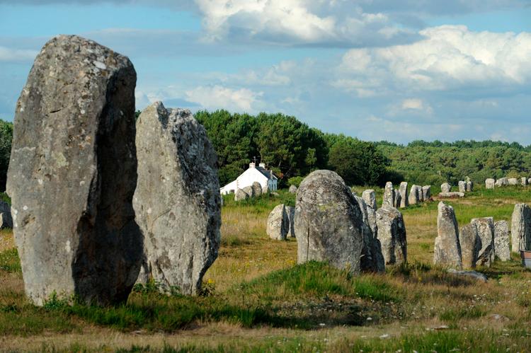 En menhir, bautasten på bretonsk, har symbolsk værdi. Nu forsøger lokale politikere at få dem skrevet ind i Unescos register over verdens kulturarv. Foto: Fred Tanneau/Ritzau Scanpix