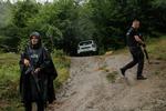 Kosovos grænsepoliti står vagt ved landsbyen Bare. Foto: Stringer/Ritzau Scanpix