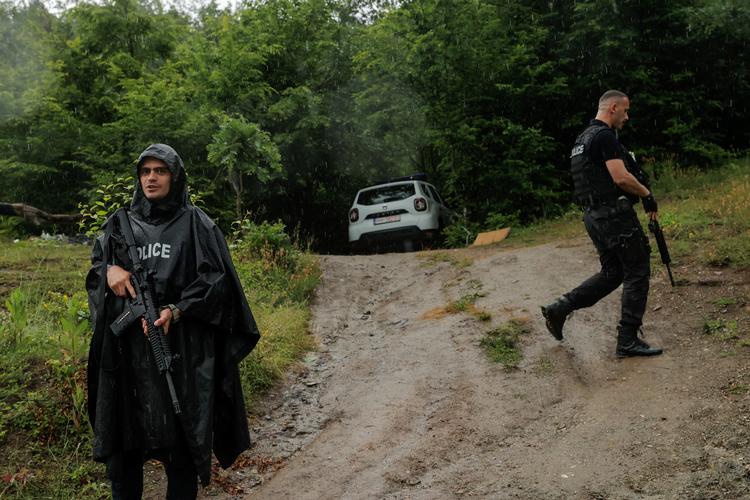 Kosovos grænsepoliti står vagt ved landsbyen Bare. Foto: Stringer/Ritzau Scanpix