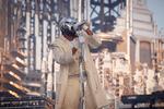 The Weeknd entrede scenen iført en cyborg-agtig sølvmaske, som han dog smed undervejs i showet. Foto: Anders Brohus