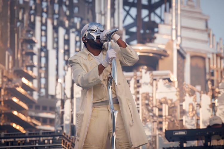 The Weeknd entrede scenen iført en cyborg-agtig sølvmaske, som han dog smed undervejs i showet. Foto: Anders Brohus