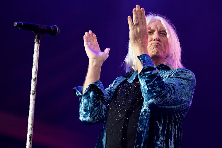 Def Leppard indtog festivalens store Helviti-scene med akkordarbejderens grundighed og præcision og en velsyngende Joe Elliott i front. Foto: Jacob Ehrbahn
