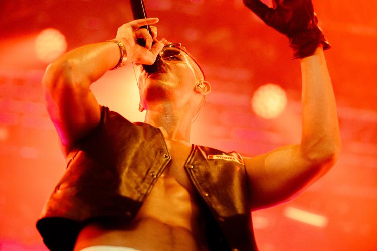 Den danske artist Tobias Rahim skal spille på Roskilde Festival. Og ifølge byens borgmester er det ikke 'hyggekorruption', at de lokale politikere kan få lov at høre den koncert gratis.  Foto: Katrine Hørup Noer