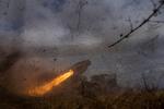 Et ukrainsk raketbatteri beskyder russiske stillinger nær Kreminna i det østlige Ukraine, hvor der også blev kæmpet i marts. Arkivfoto. Foto: Evgeniy Maloletka/Ritzau Scanpix