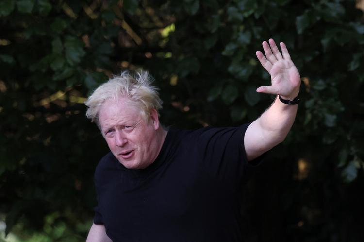  Tidligere premierminister Boris Johnson løber en tur nær sit hjem i Oxfordshire onsdag. Boris Johnson har fået mere fritid, efter han i sidste uge kom en kritisk rapport i forkøbet og sagde op som medlem af Underhuset. Foto: Toby Melville/Ritzau Scanpix