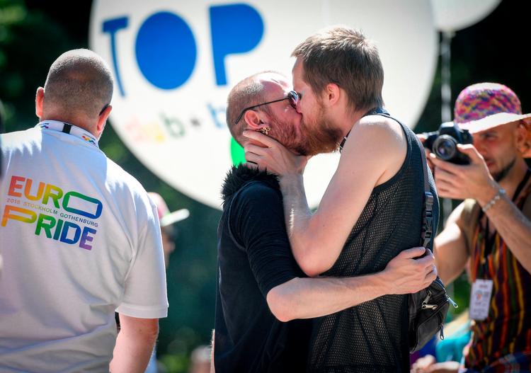 To mænd kysser ved en parade for de tre baltiske lande i Riga i 2018. Spørgsmålet om homoseksuelles rettigheder vækker fortsat stor debat i Baltikum. Foto: Ilmars Znotins/Ritzau Scanpix