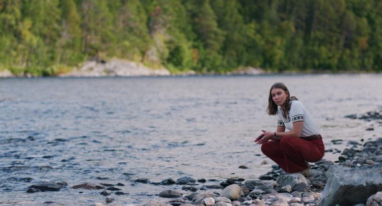 ’Lad elven leve’ er en klassisk dannelseshistorie om tilblivelsen af en politisk bevidsthed – med samiske Ester (Ella Marie Hætta Isaksen) i centrum. Foto: Camera Film