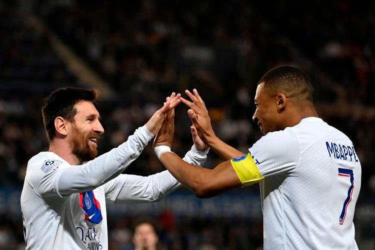    Kylian Mbappé og Lionel Messi fejrer et mål i Messis sidste kamp for klubben. I to sæsoner levede argentineren ikke op til forventningerne. Af verdens skarpeste angrebstrio med Messi, Mbappé og Neymar Jr. har kun Mbappé leveret varen.  Foto: Jean-christophe Verhaegen/Ritzau Scanpix
