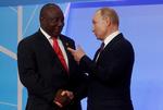 Sydafrikas præsident, Cyril Ramaphosa, har tidligere mødtes med sin russiske kollega, Vladimir Putin. Blandt andet her ved det russisk-sydafrikanske topmøde i Rusland i oktober 2019.  Foto: Pool/Ritzau Scanpix