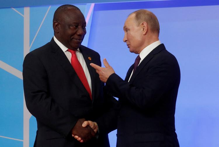 Sydafrikas præsident, Cyril Ramaphosa, har tidligere mødtes med sin russiske kollega, Vladimir Putin. Blandt andet her ved det russisk-sydafrikanske topmøde i Rusland i oktober 2019.  Foto: Pool/Ritzau Scanpix