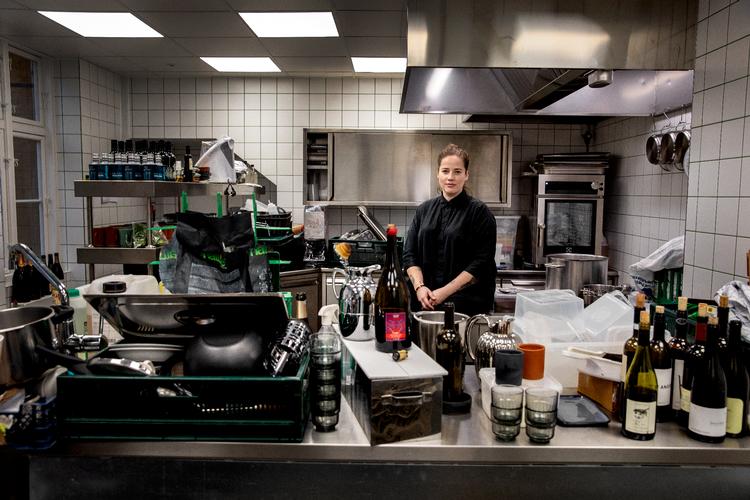 Kokken Kamilla Seidler Trebbien vil bidrage til en øget ligestilling i branchen ved at sætte fokus på arbejdsmiljø, social ansvarlighed og bæredygtighed. Foto: Jacob Ehrbahn