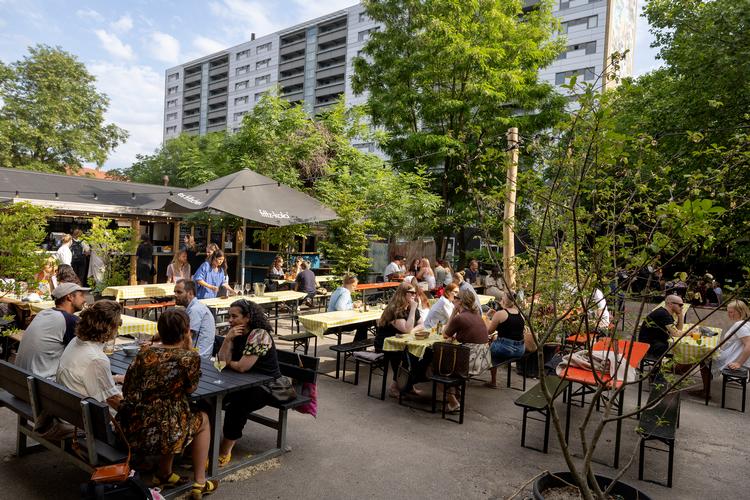 »Det er sådan, byfornyelse ser ud i virkeligheden«, skriver Lærke Kløvedal om Lunden, der ligger i Lundtoftegade mellem de boligblokke, som frem til 2020 var på regeringens ghettoliste.  Foto: Thomas Borberg